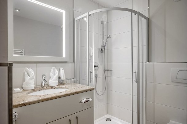 Wellness & Relax Hotel Milderer Hof - Beispiel Bad Doppelzimmer Komfort (Zimmercodierung DF1)