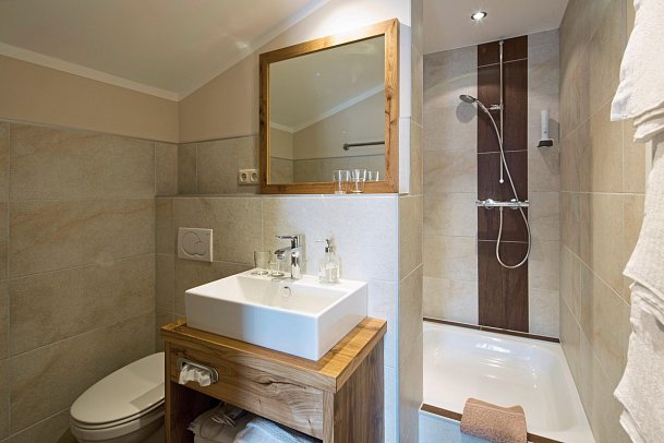 Obermair & Landhaus Sonntal - Beispiel Bad Doppelzimmer 3 Personen (Zimmercodierung DB2)