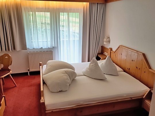 Alpenfriede - Wohnbeispiel Doppelzimmer Bergseite (Zimmercodierungen DB1 & EB1)