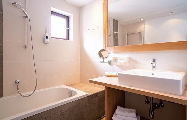 Beauty & Wellness Hotel Tirolerhof - Beispiel Bad Juniorsuite Deluxe (Zimmercodierung JD1)