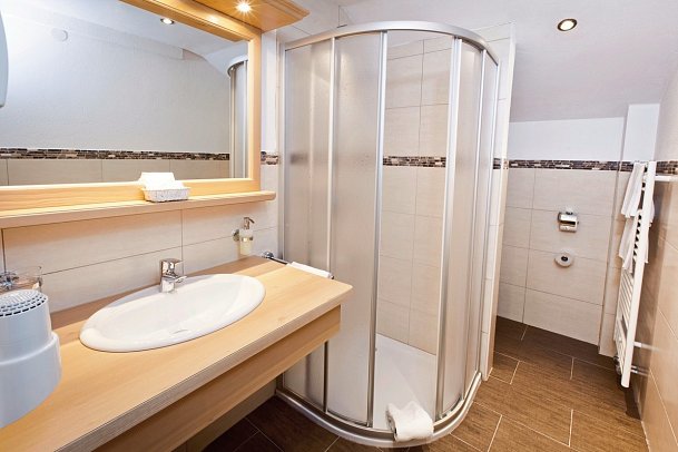 Beauty & Wellness Hotel Tirolerhof - Beispiel Bad Doppelzimmer Tirolerhof (Zimmercodierung DB2)