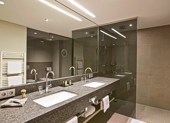 Entners am See - Beispiel Bad Doppelzimmer Bergblick (Zimmercodierung D1B)