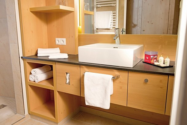 Tirolerhof - Beispiel Bad Doppelzimmer Komfort (Zimmercodierung DF1)