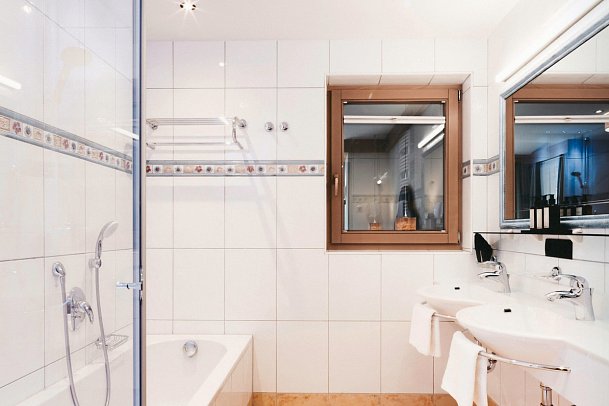 Tirolerhof - Beispiel Bad Appartement 2 Schlafzimmer Familie (Zimmercodierung OI1)