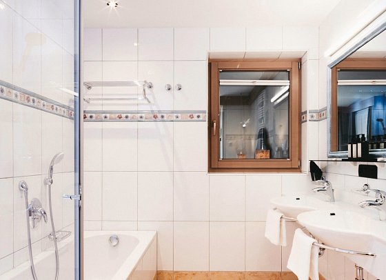 Tirolerhof - Beispiel Bad Appartement 2 Schlafzimmer Familie (Zimmercodierung OI1)