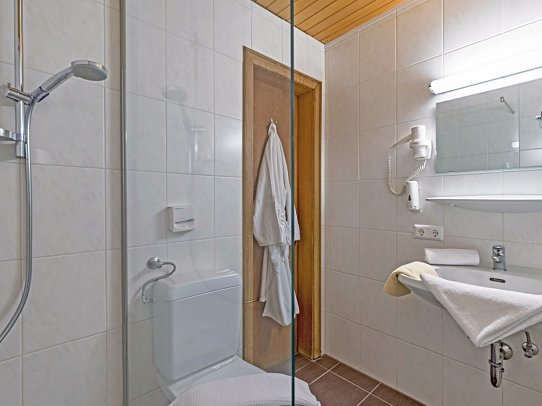 Hotel Harfenwirt & Nebenhaus - Beispiel Bad Doppelzimmer Komfort (Zimmercodierung DF1)