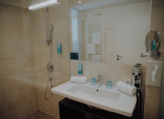 alpenhotel Kaiserfels - Beispiel Bad Doppelzimmer Superior (Zimmercodierungen DS1 & DS4)