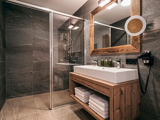 VAYA Fieberbrunn - Beispiel Bad Doppelzimmer Superior (Zimmercodierung DS1)