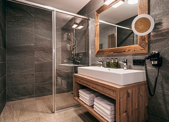 VAYA Fieberbrunn - Beispiel Bad Doppelzimmer Superior (Zimmercodierung DS1)