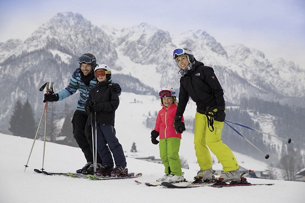 Ferienclub Bellevue am Walchsee - Familie beim Skifahren