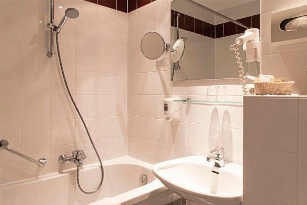 Alpenhof - Beispiel Bad Doppelzimmer (Zimmercodierungen DP1 & DB1)