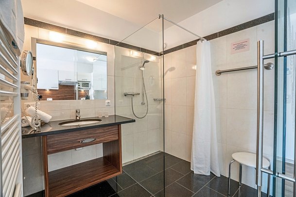 Hotel Gasthof Andreas - Beispiel Bad Familienzimmer Standard (Zimmercodierungen FG1 & DD1)