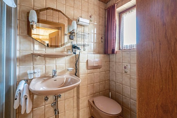 Hotel Gasthof Andreas - Beispiel Bad Doppelzimmer Standard (Zimmercodierung DG1)