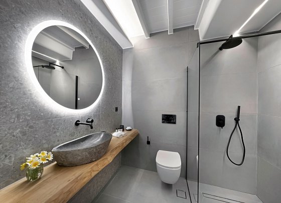 Deliades - Badbeispiel Doppelzimmer seitl. Meerblick (Zimmercodierung DBN)