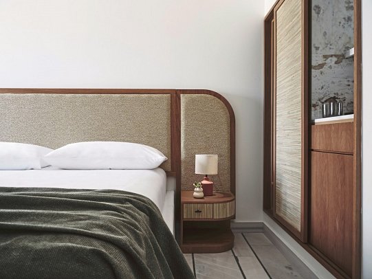 NUMO Mykonos Boutique Resort - Wohnbeispiel Doppelzimmer Evergreen Retreat mit seitlichem Meerblick (Zimmercodierung DSN)