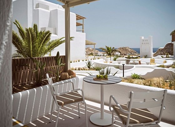 NUMO Mykonos Boutique Resort - Wohnbeispiel Doppelzimmer Evergreen Retreat mit seitlichem Meerblick (Zimmercodierung DSN)