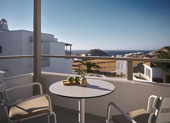 NUMO Mykonos Boutique Resort - Wohnbeispiel Doppelzimmer Evergreen Retreat mit Meerblick (Zimmercodierung DSM)