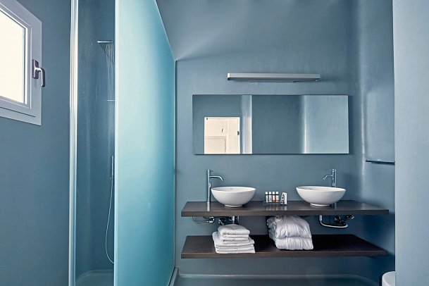 Kouros Hotel & Suites - Badbeispiel Suite Superior Meerblick (Zimmercodierung WSM)