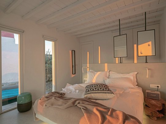 Ostraco Suites - Wohnbeispiel Deluxe Zimmer mit Meerblick und Außen-Jacuzzi (Zimmercodierung DDM)