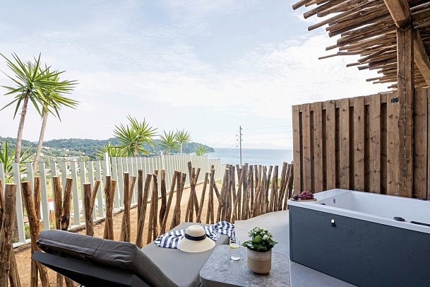 Petra Nera Hotel Skiathos, Philian Hotels & Resorts - Wohnbeispiel Doppelzimmer Deluxe seitl. Meerblick m. Jacuzzi (Zimmercodierung DDN)