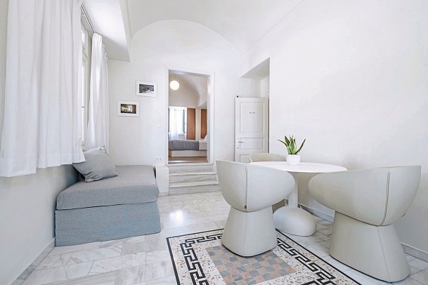 Xenones Filotera - Wohnbeispiel Honeymoon Suite mit Caldera-Blick (Zimmercodierung WHM)