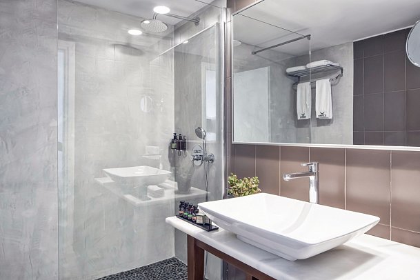 Aressana Spa Hotel and Suites - Badbeispiel Doppelzimmer (Zimmercodierung DB1)