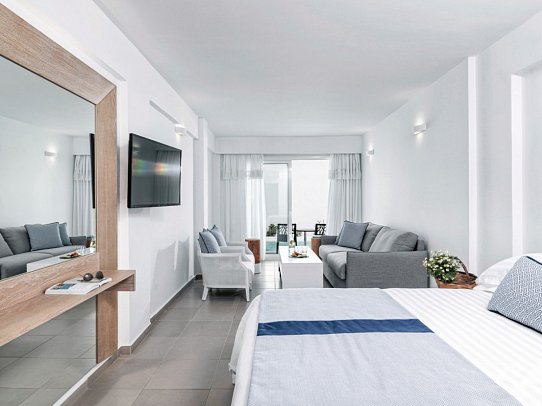 Aressana Spa Hotel and Suites - Wohnbeispiel Juniorsuite mit Gemeinschaftspool (Zimmercodierung JBG)