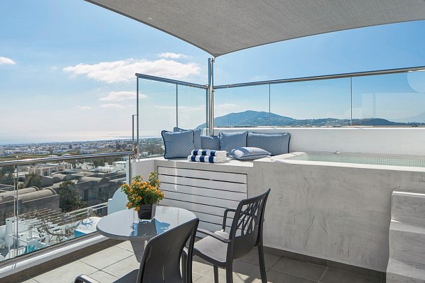 Aressana Spa Hotel and Suites - Wohnbeispiel Suite mit Meerblick und Außenwhirlpool (Zimmercodierung WBM)