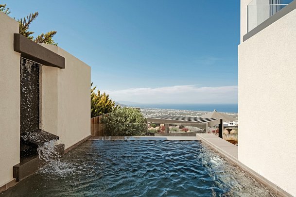Apikia Santorin - Wohnbeispiel Suite Honeymoon Privatpool (Zimmercodierung WHR)