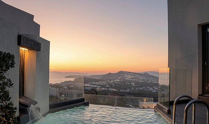 Apikia Santorin - Wohnbeispiel Suite Elegant 2 Schlafzimmer Meerblick Privatpool (Zimmercodierung WBR)
