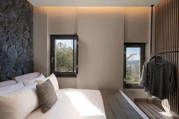 Apikia Santorin - Wohnbeispiel Suite Elegant 2 Schlafzimmer Meerblick Privatpool (Zimmercodierung WBR)