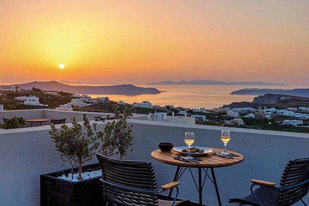 Apikia Santorin - Wohnbeispiel Suite Elite Meerblick Whirlpool (Zimmercodierung WBM)