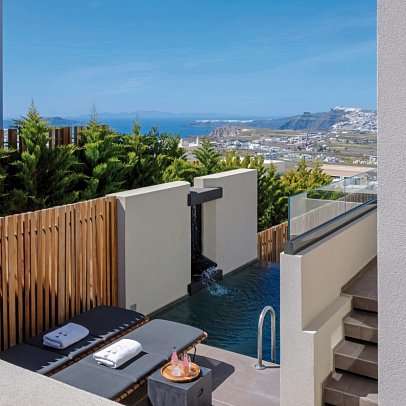 Apikia Santorin - Wohnbeispiel Suite Honeymoon Privatpool (Zimmercodierung WHR)