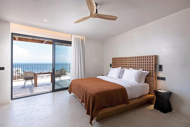 KOIA All-Suite Wellbeing Resort - Wohnbeispiel Cave Junior Suite Sea View (Zimmercodierung J2M)