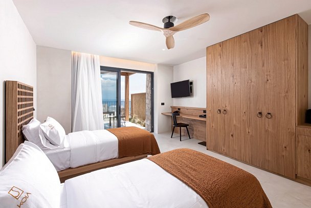 KOIA All-Suite Wellbeing Resort - Wohnbeispiel Cave Junior Suite Sea View (Zimmercodierung J2M)