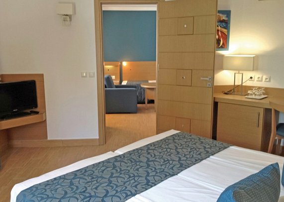 Lagas Aegean Village - Wohnbeispiel Familienzimmer Meerblick (Zimmercodierung F1M)