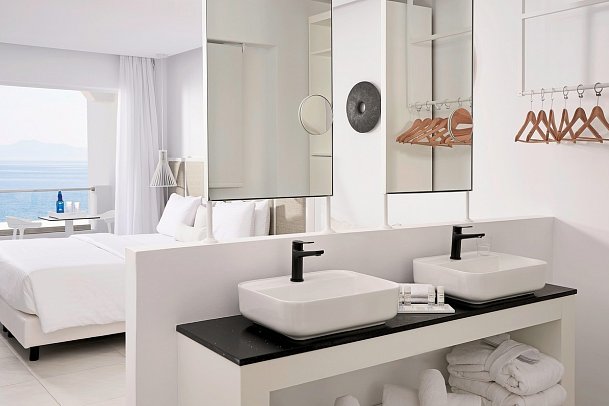 Dimitra Beach Hotel & Suites - Wohnbeispiel Juniorsuite Meerblick (Zimmercodierung J1M)