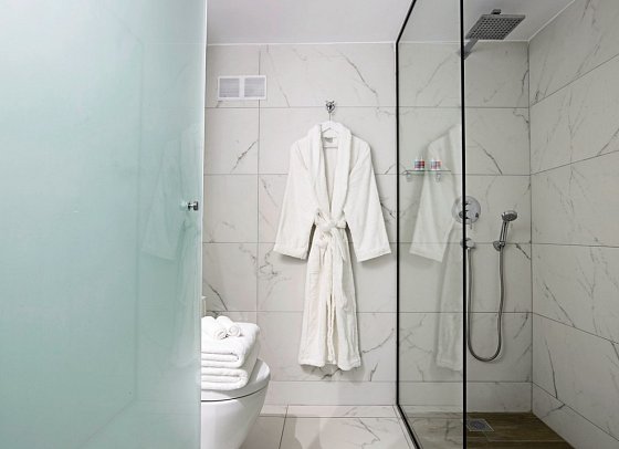 Dimitra Beach Hotel & Suites - Beispiel Bad Doppelzimmer Meerblick (Zimmercodierung D1M)