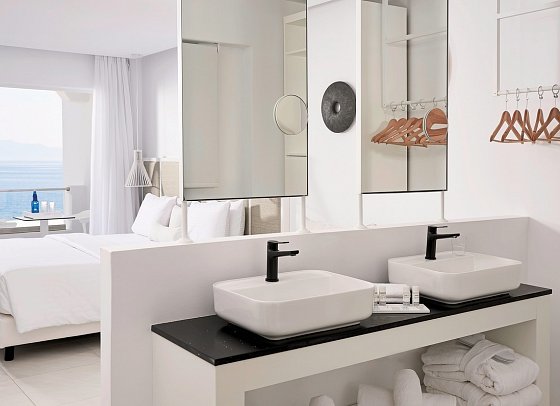 Dimitra Beach Hotel & Suites - Wohnbeispiel Juniorsuite Meerblick (Zimmercodierung J1M)