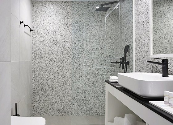 Dimitra Beach Hotel & Suites - Beispiel Bad Juniorsuite, Suite Familie (Zimmercodierungen JMG, JMM, WI1 & WI2)