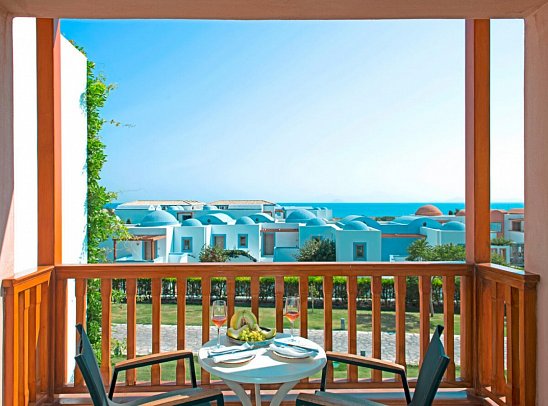 Mitsis Selection Blue Domes - Beispiel Balkon Bungalow Meerblick (Zimmercodierung B1M)