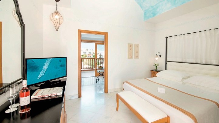 Mitsis Selection Blue Domes - Wohnbeispiel Familienzimmer (Zimmercodierung FB1)