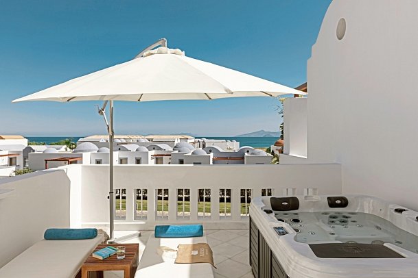 Mitsis Selection Blue Domes - Wohnbeispiel Familienzimmer Gartenblick (Zimmercodierung F1G)