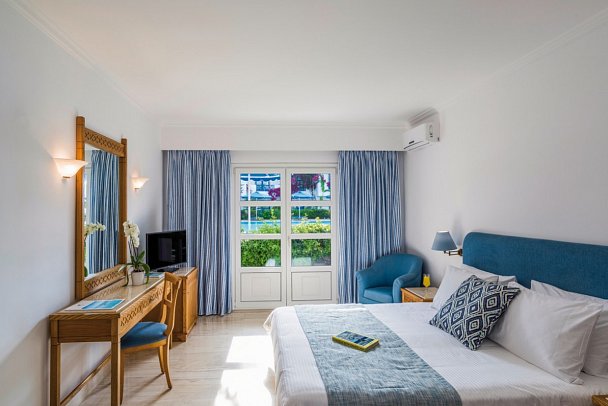 Mitsis Ramira - Wohnbeispiel Doppelzimmer Poolblick (Zimmercodierung DBP)