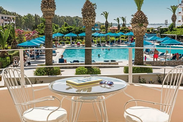 Mitsis Ramira - Wohnbeispiel Familienzimmer Poolblick (Zimmercodierung FBP)