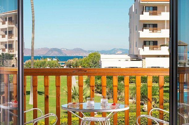 Mitsis Ramira - Beispiel Balkon Familienzimmer Meerblick (Zimmercodierung F1M)