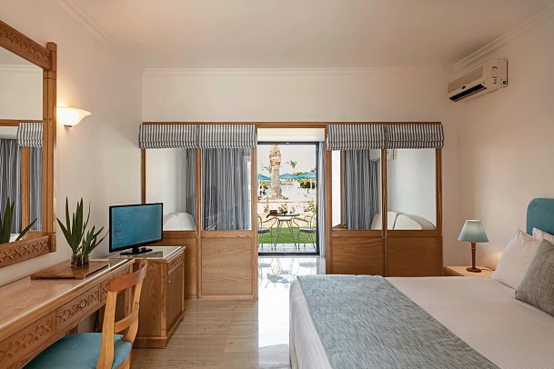 Mitsis Ramira - Wohnbeispiel Familienzimmer Poolblick (Zimmercodierung FBP)