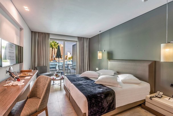 Astir Odysseus Resort & Spa - Wohnbeispiel Doppelzimmer Deluxe Swim-Up (Zimmercodierung DDQ)