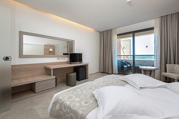 Astir Odysseus Resort & Spa - Wohnbeispiel Maisonette Meerseite Gemeinschafts-Pool (Zimmercodierung MBQ)