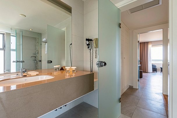 Astir Odysseus Resort & Spa - Wohnbeispiel Maisonette Meerseite Gemeinschafts-Pool (Zimmercodierung MBQ)